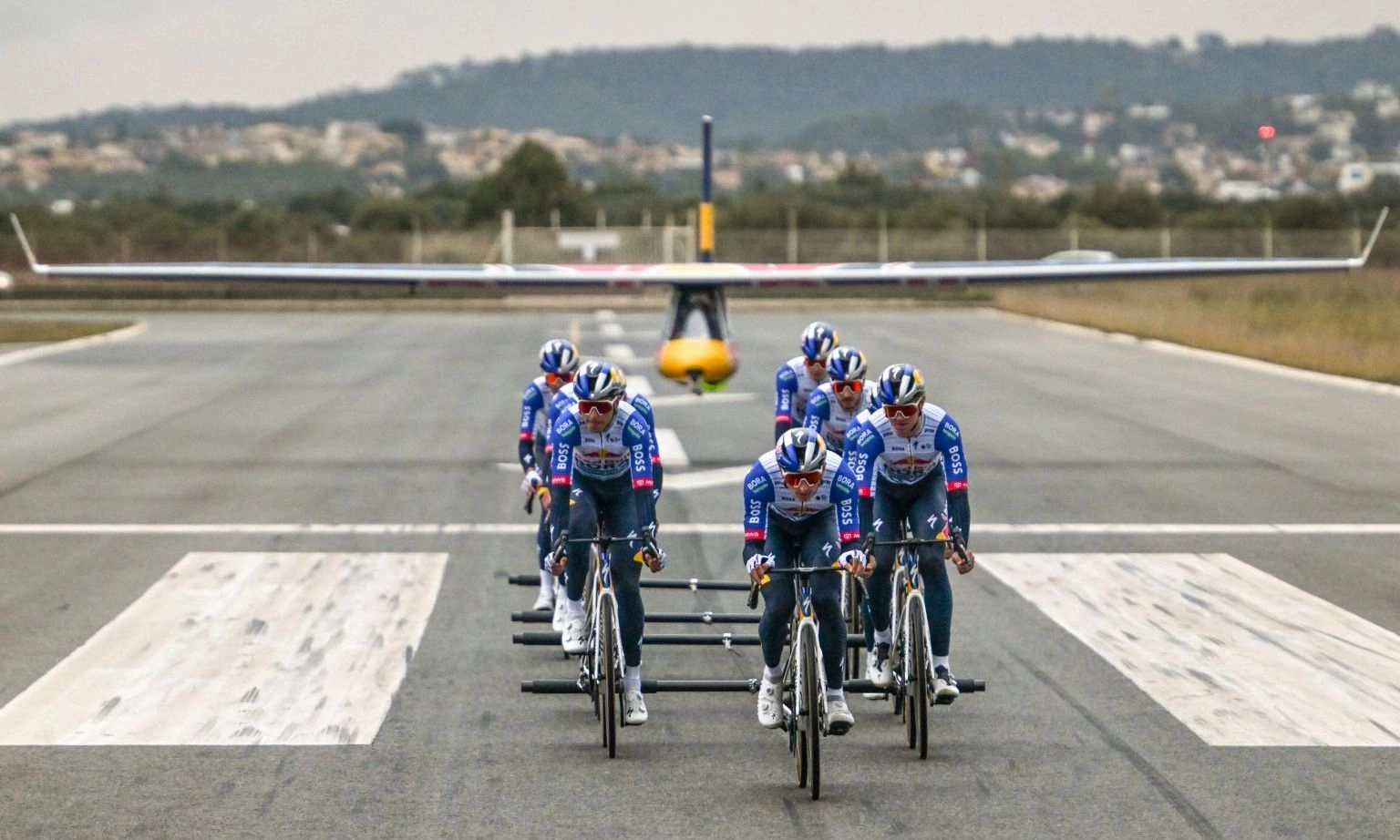 Biciklisti snagom mišića natjerali avion na let
