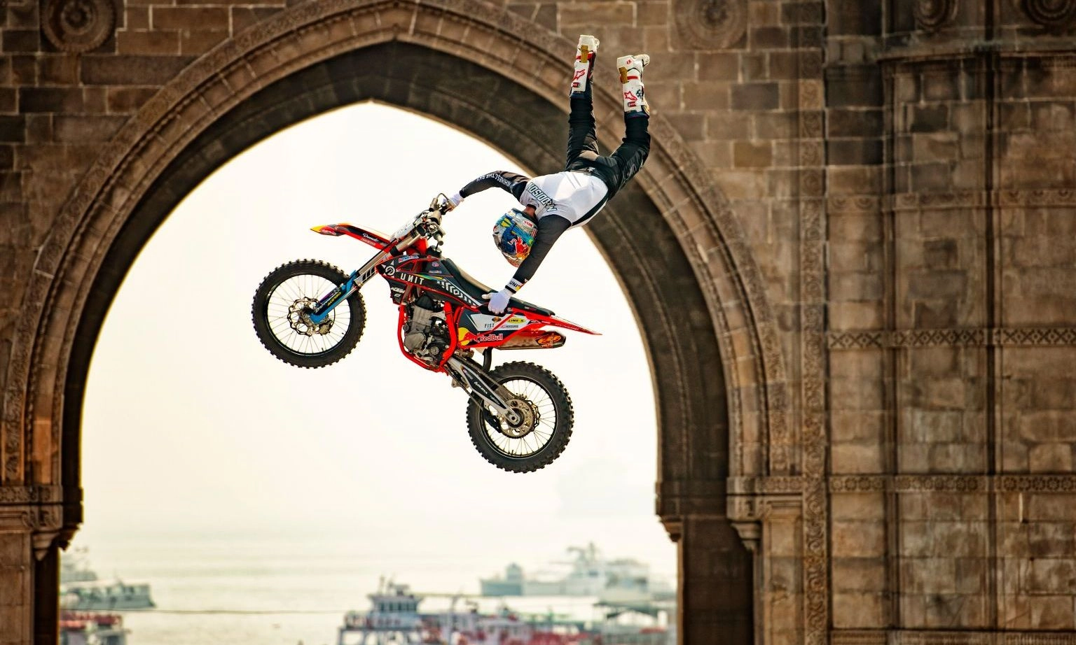 Moto spektakl na prvoj noći Freshwave festivala